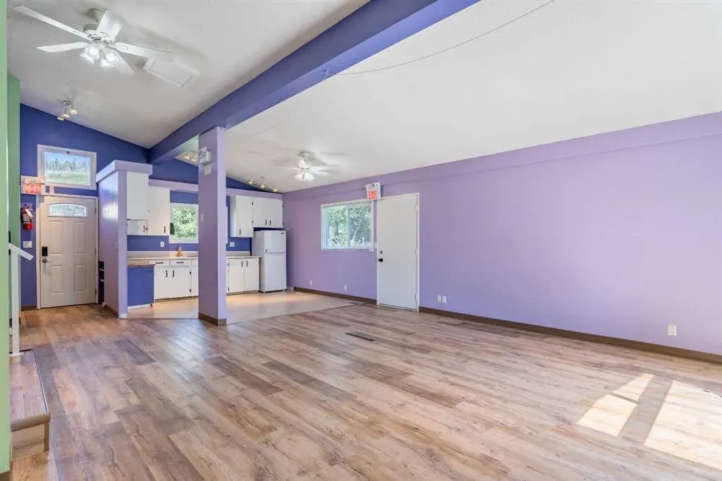 106 Elma Street W