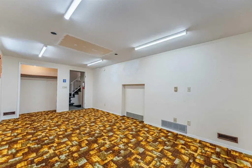 106 Elma Street W