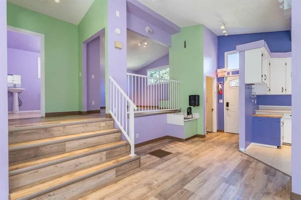 106 Elma Street W
