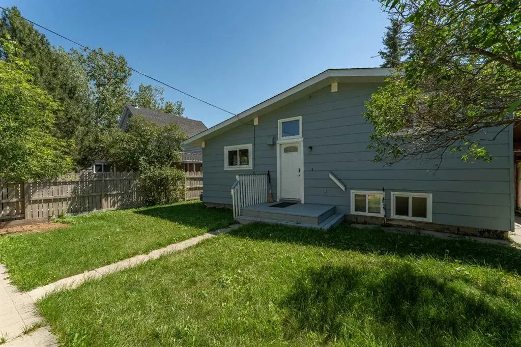 106 Elma Street W