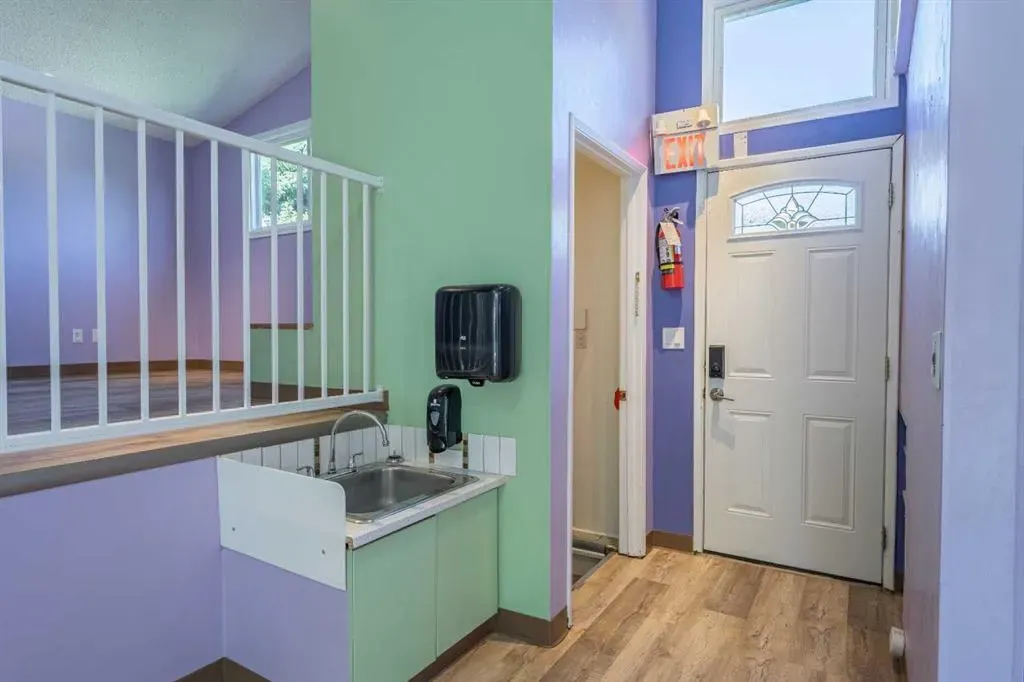 106 Elma Street W