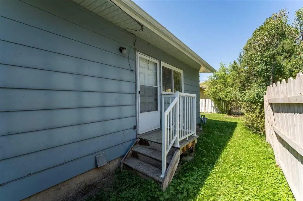 106 Elma Street W
