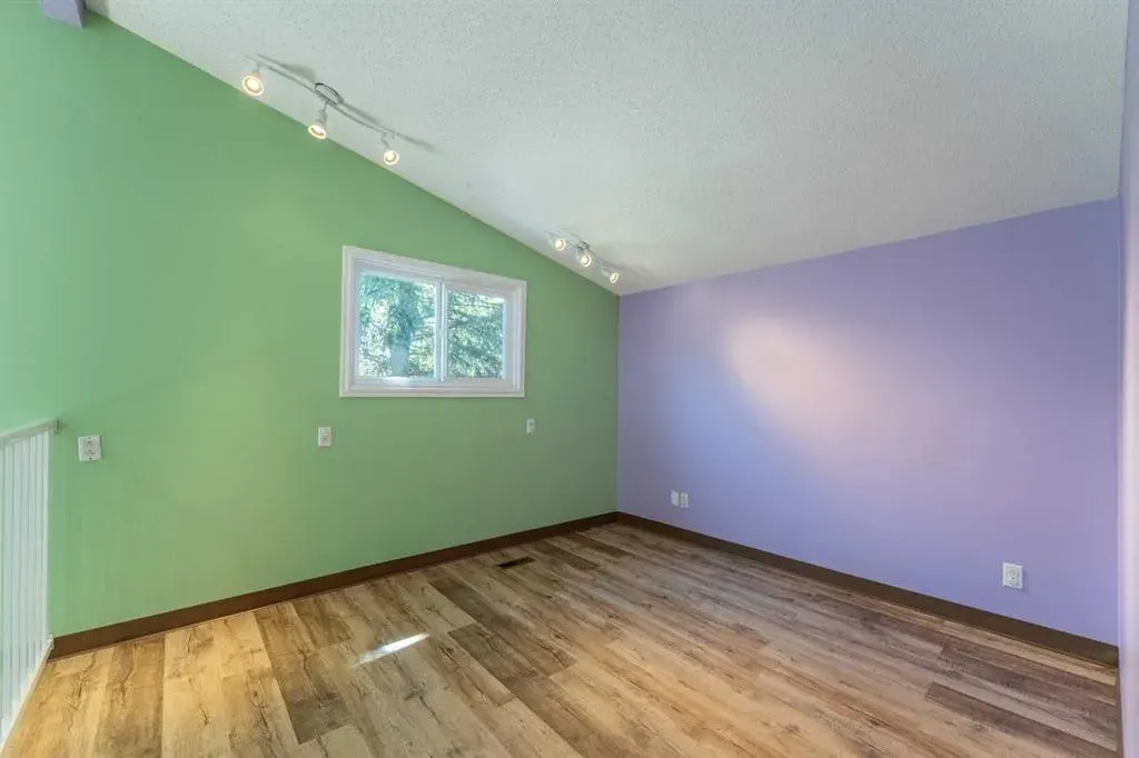 106 Elma Street W