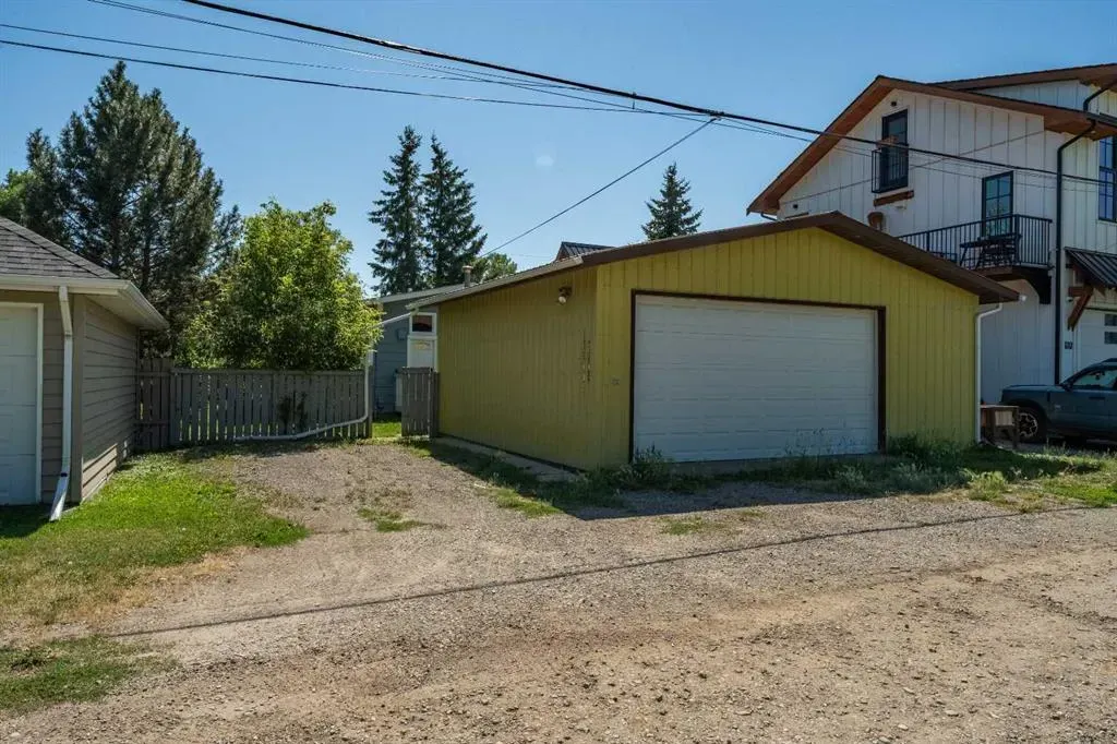 106 Elma Street W