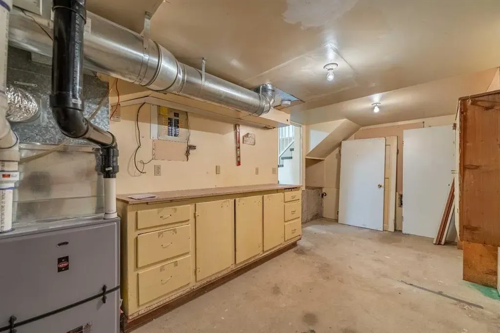 106 Elma Street W