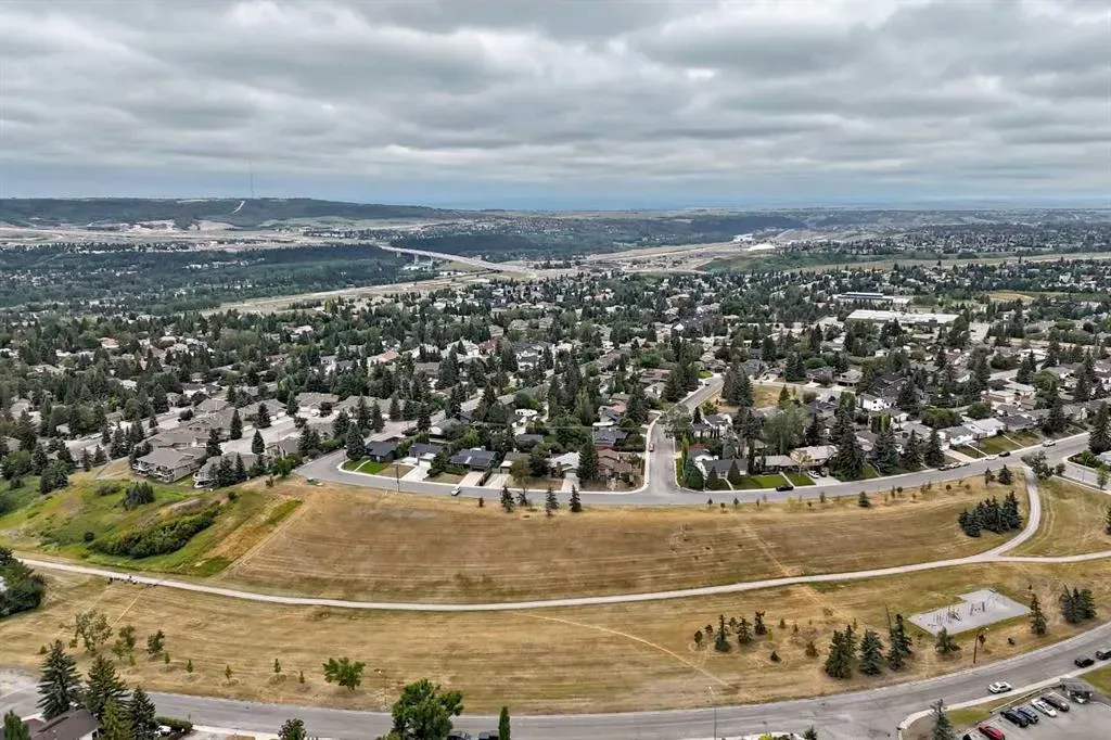 307 Silverthorn Way NW