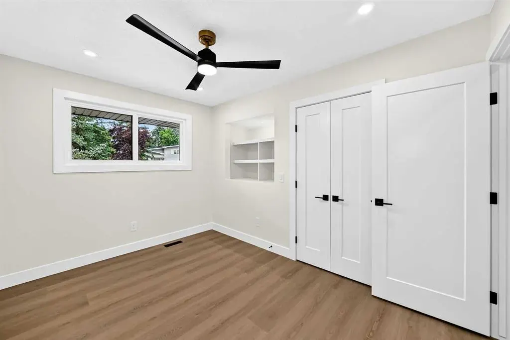 307 Silverthorn Way NW