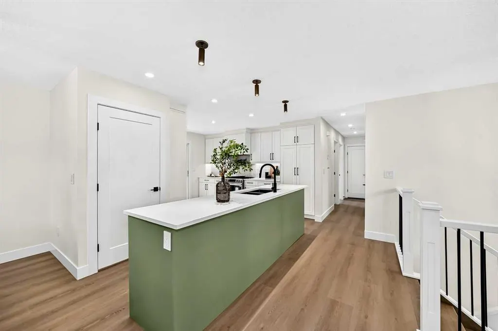 307 Silverthorn Way NW