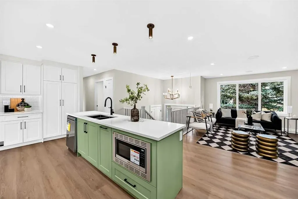 307 Silverthorn Way NW