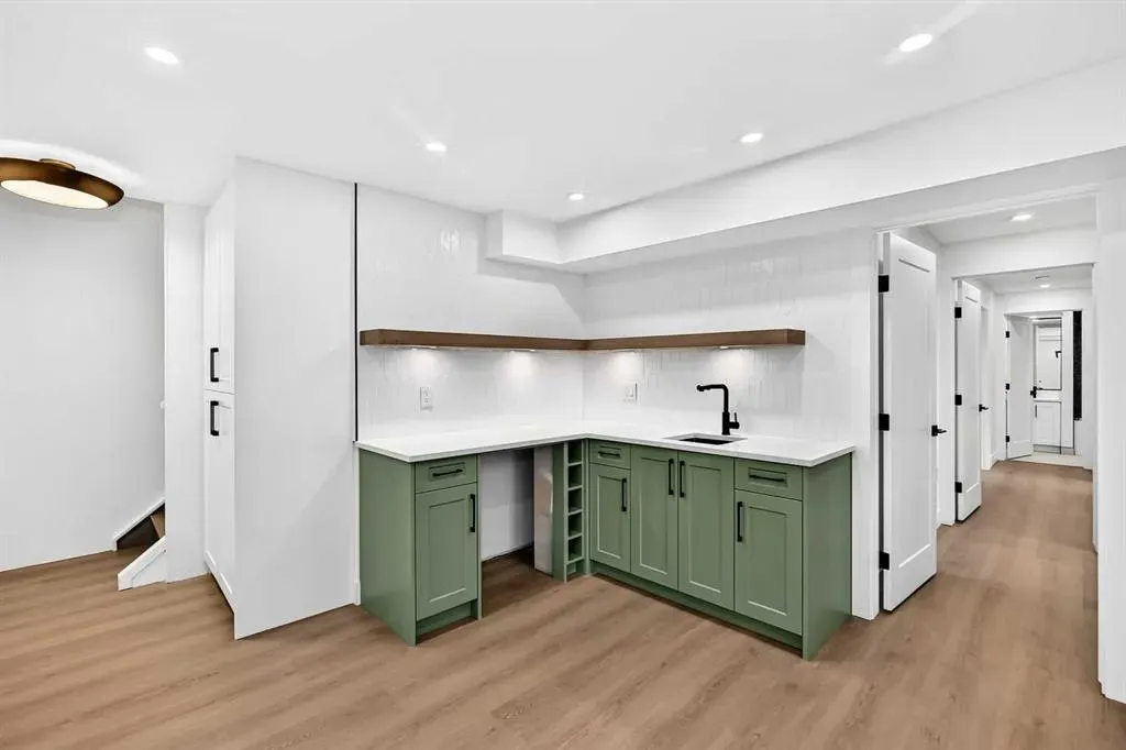307 Silverthorn Way NW