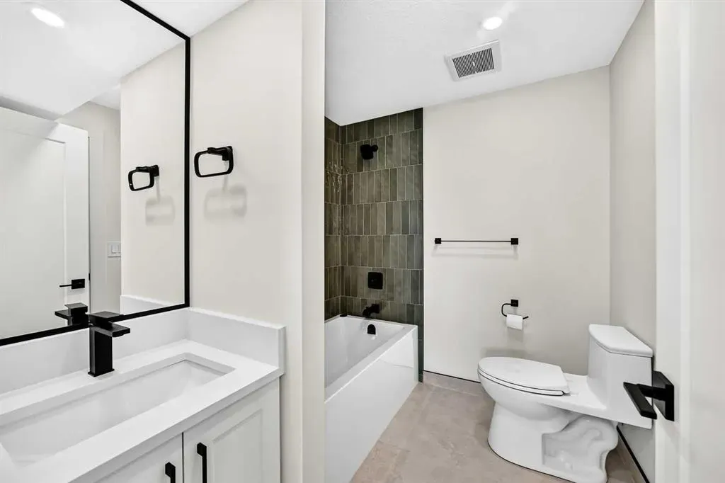 307 Silverthorn Way NW