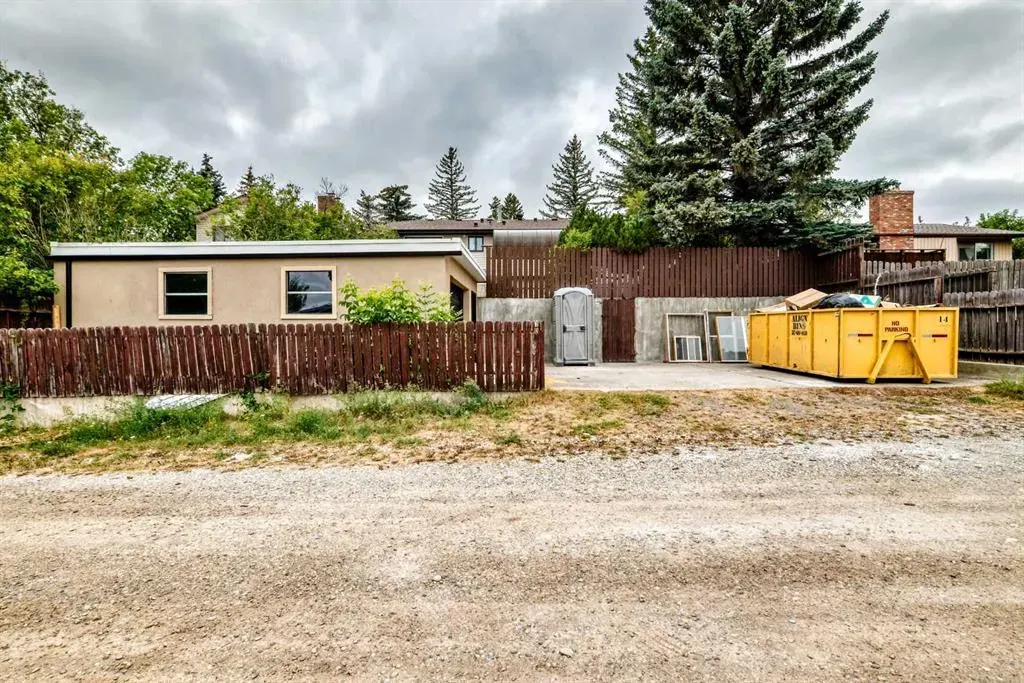 307 Silverthorn Way NW