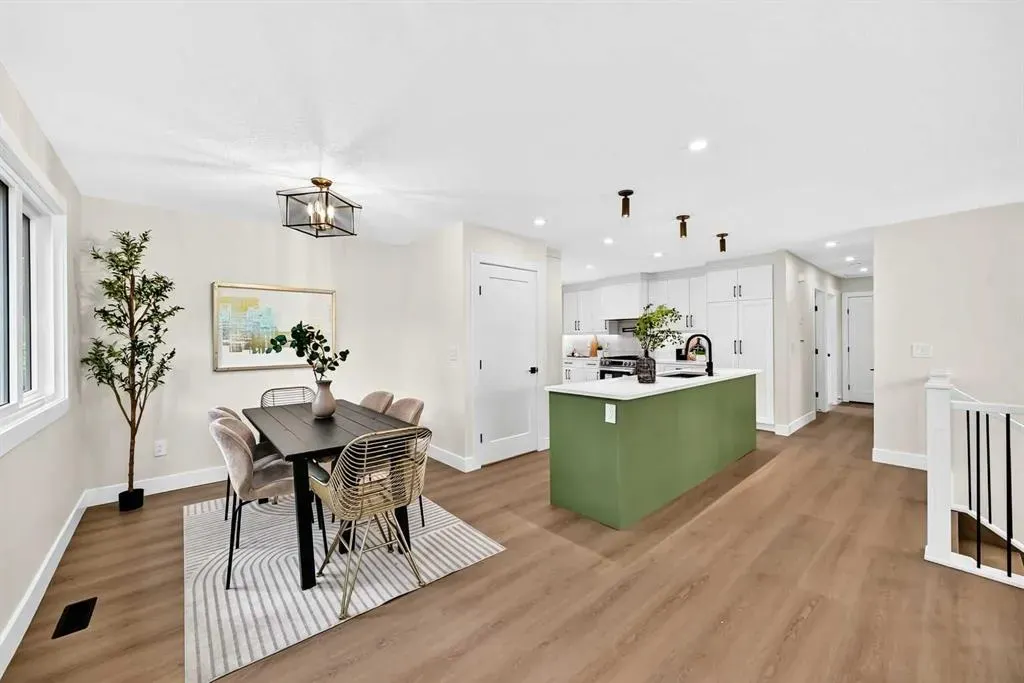 307 Silverthorn Way NW