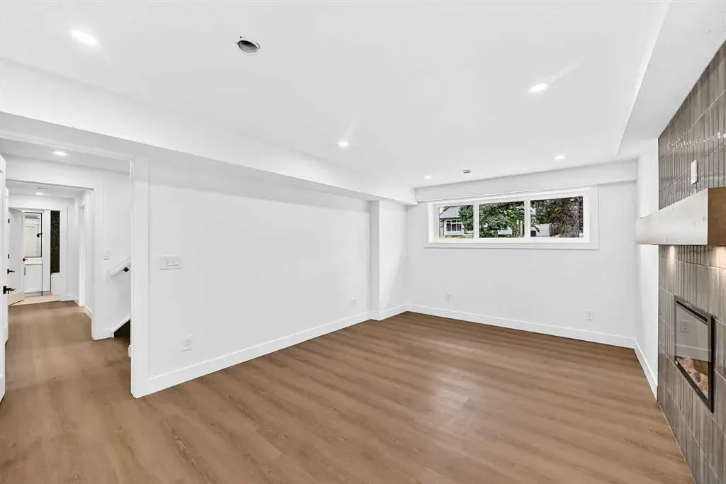 307 Silverthorn Way NW