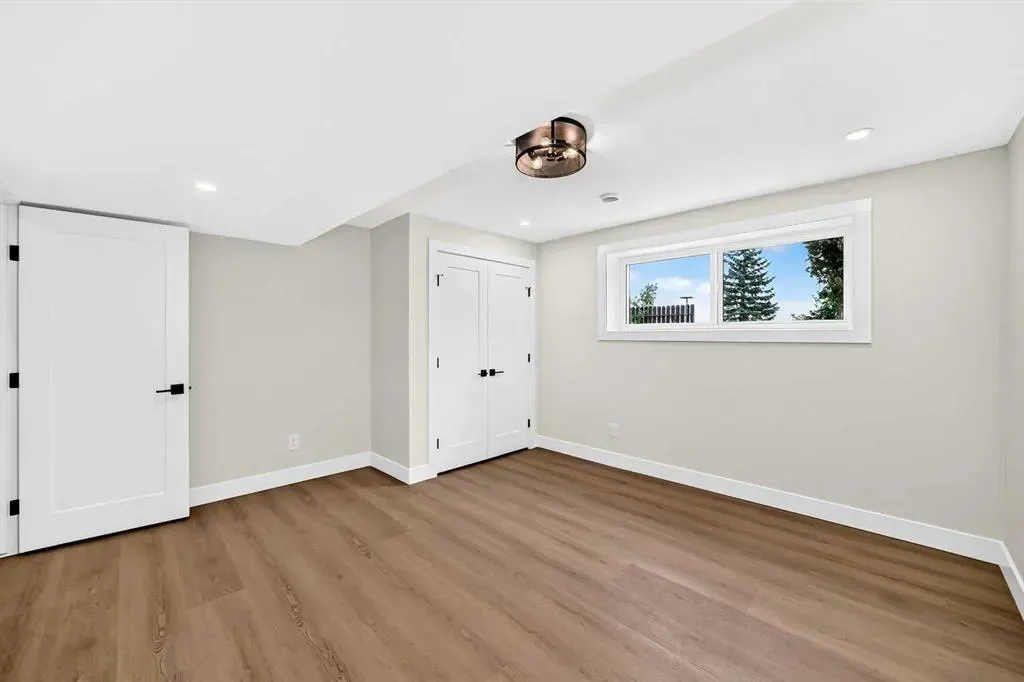 307 Silverthorn Way NW