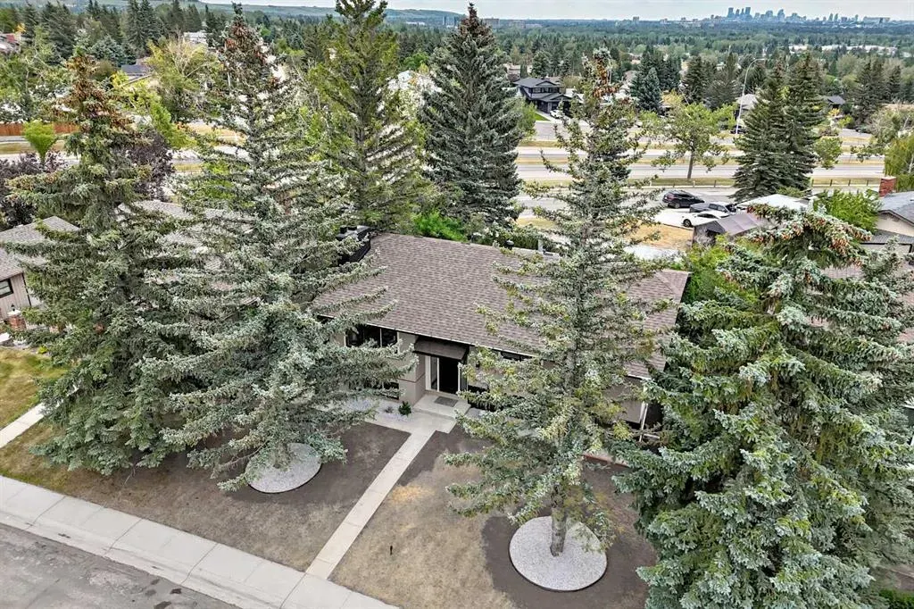 307 Silverthorn Way NW