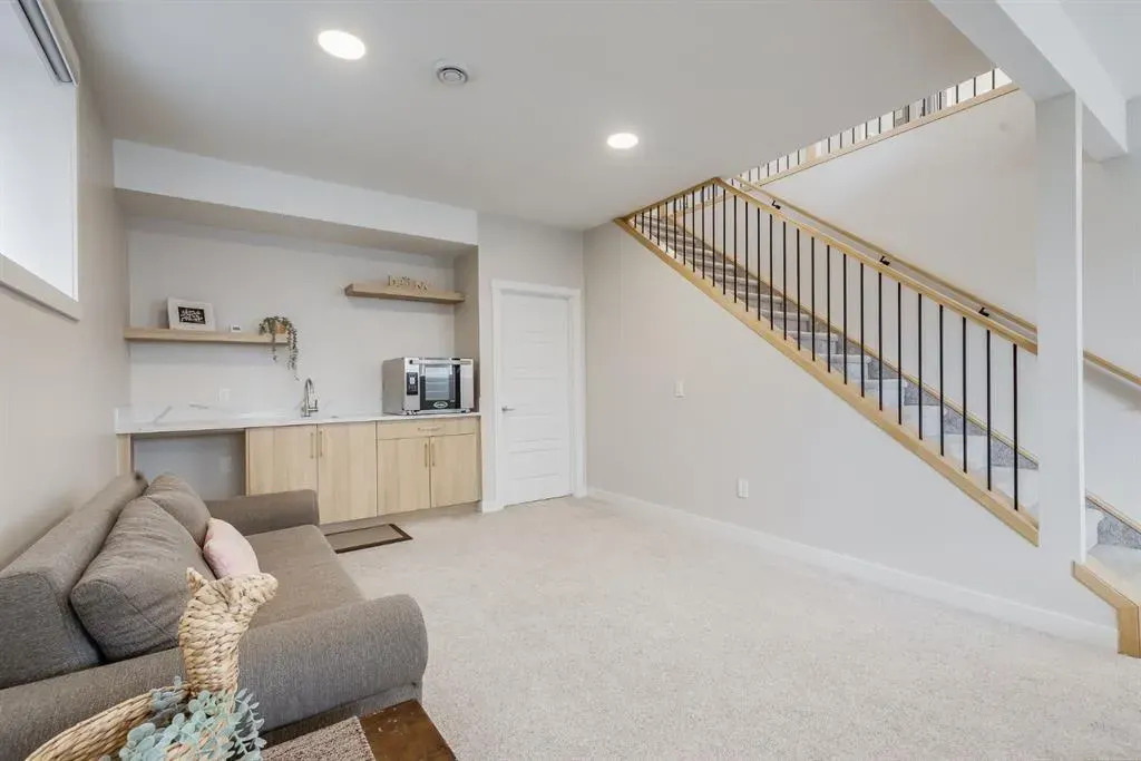 315 Monterey Place SE
