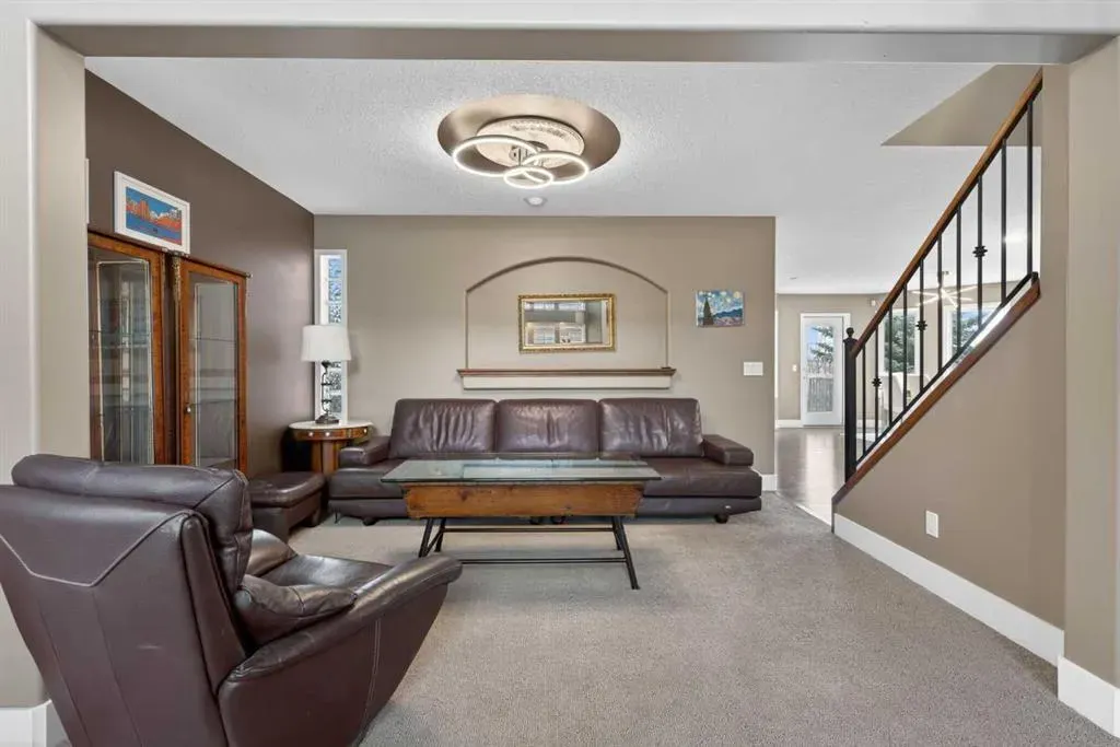 111 Valley Ponds Crescent NW
