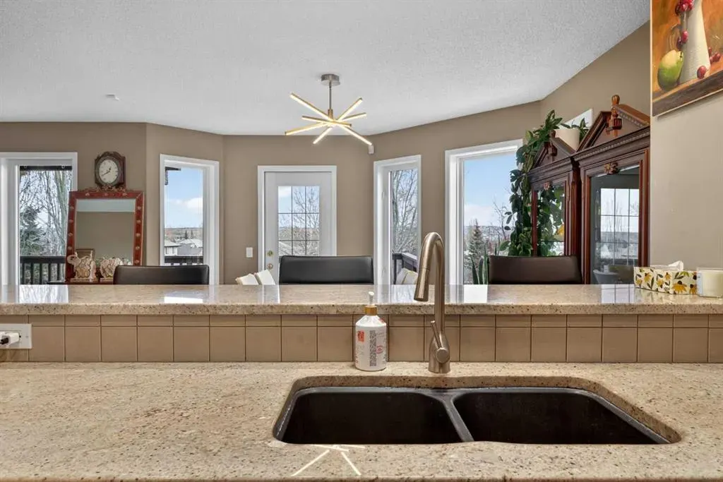 111 Valley Ponds Crescent NW