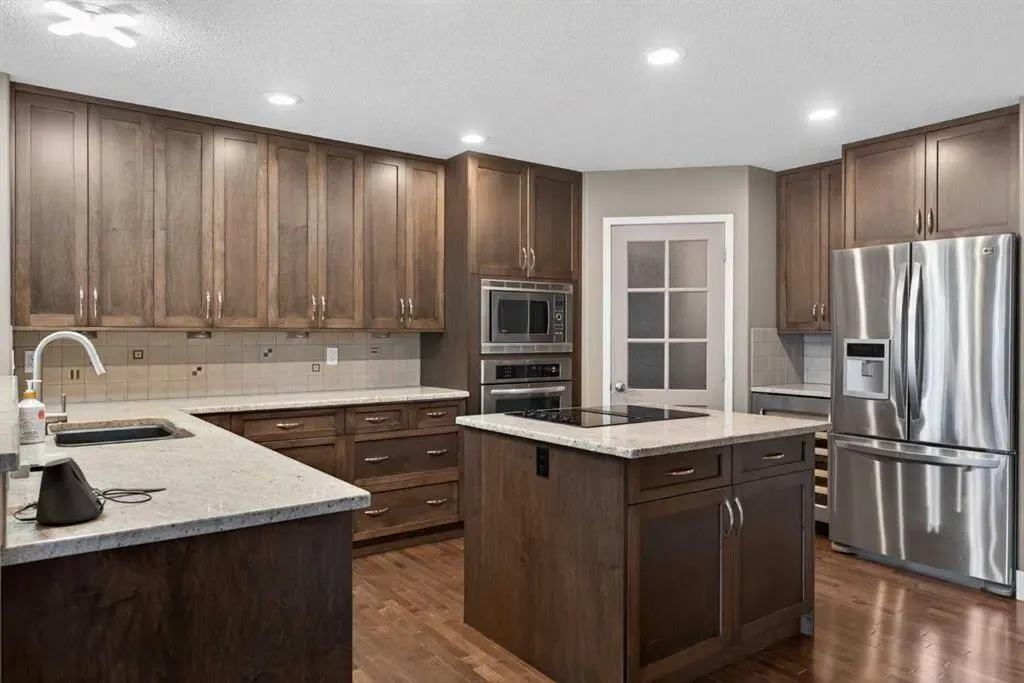 111 Valley Ponds Crescent NW