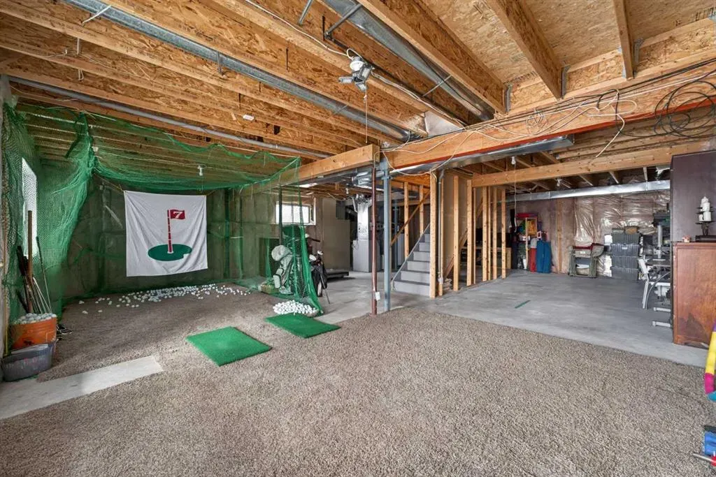 111 Valley Ponds Crescent NW