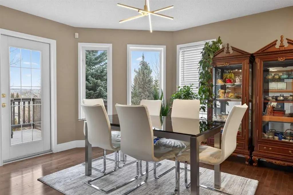 111 Valley Ponds Crescent NW