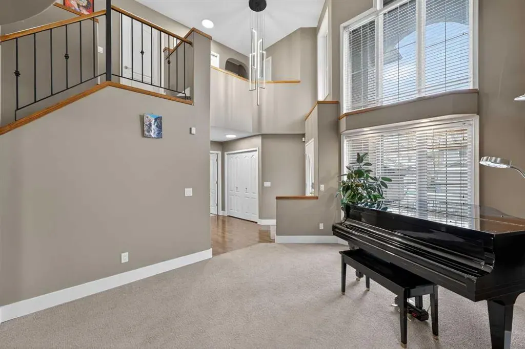 111 Valley Ponds Crescent NW