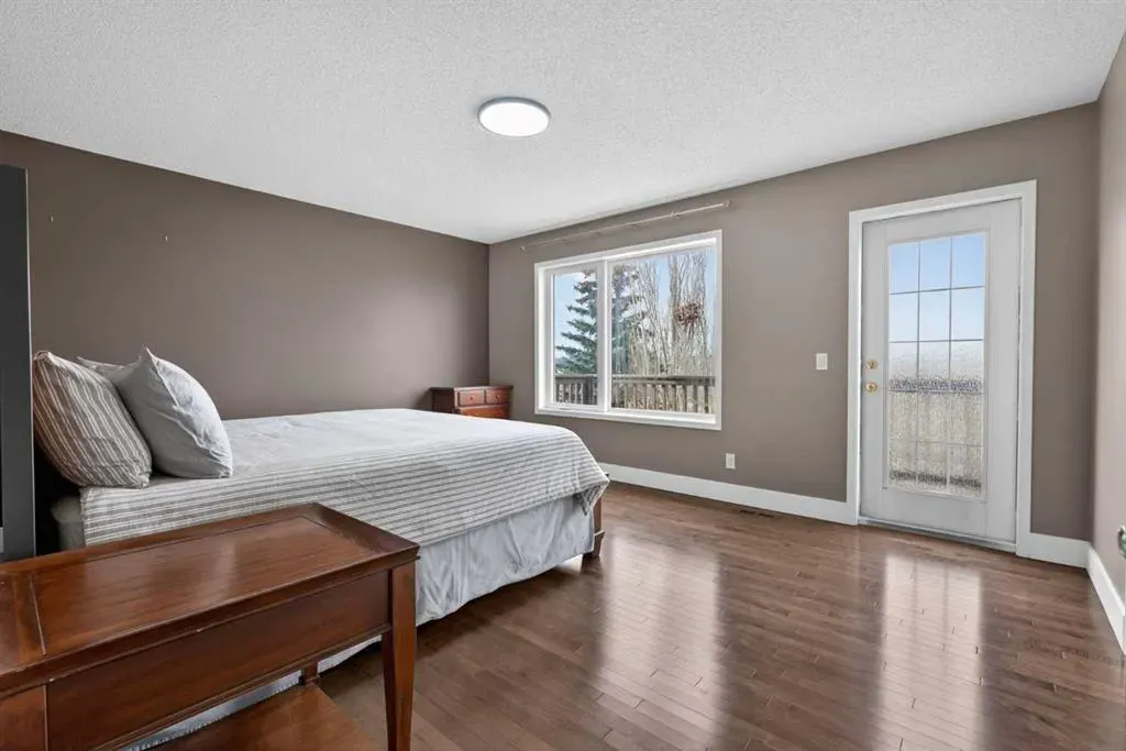 111 Valley Ponds Crescent NW