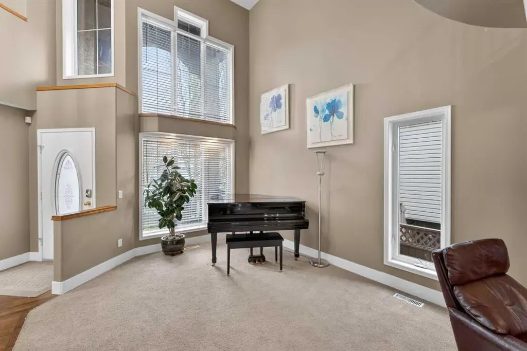 111 Valley Ponds Crescent NW