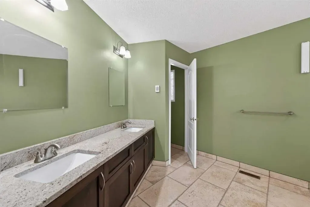 111 Valley Ponds Crescent NW