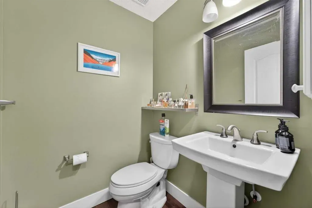 111 Valley Ponds Crescent NW