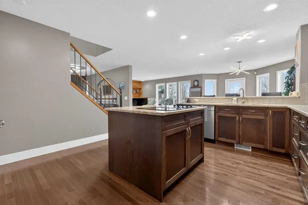 111 Valley Ponds Crescent NW