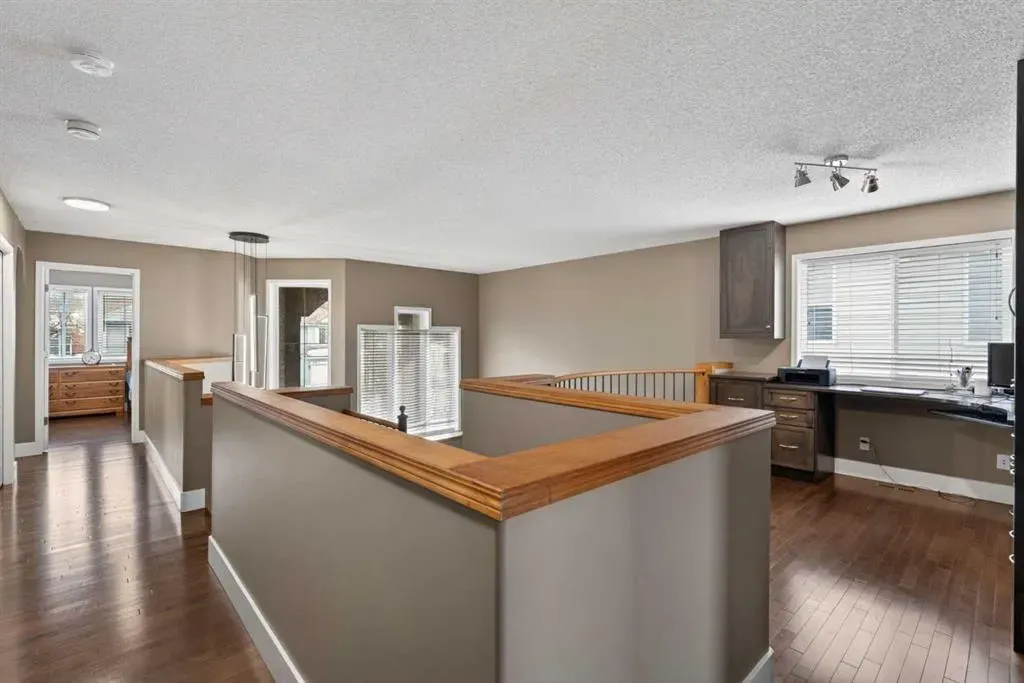 111 Valley Ponds Crescent NW
