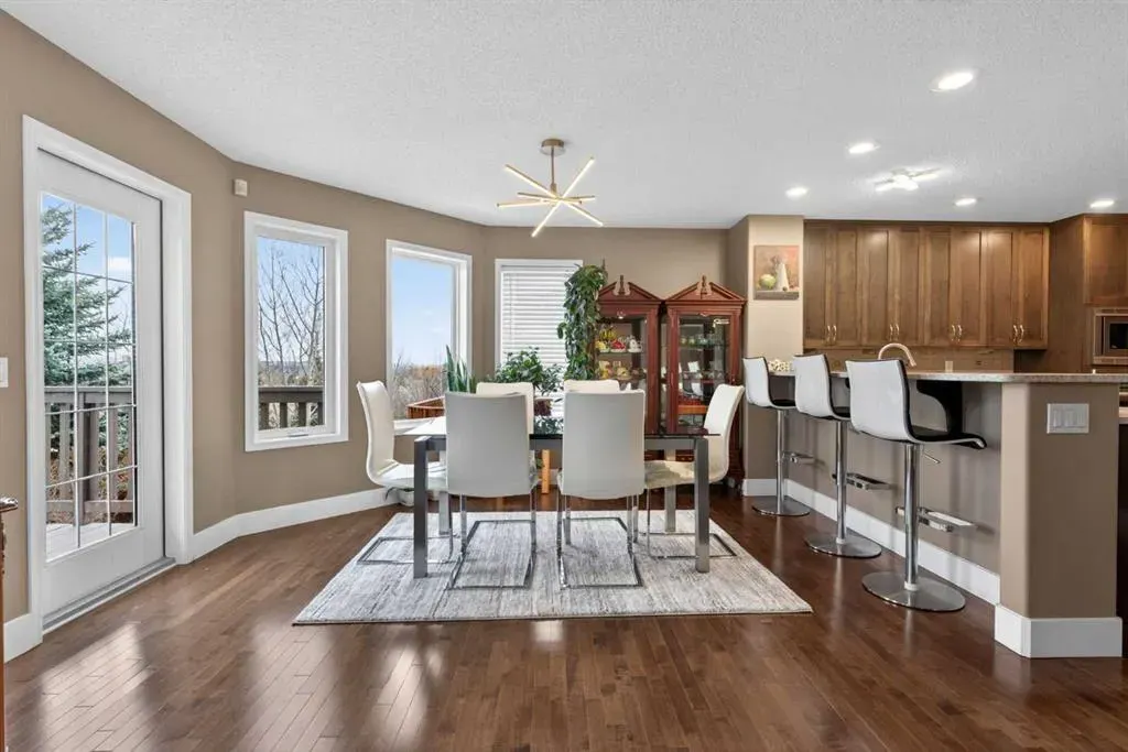 111 Valley Ponds Crescent NW