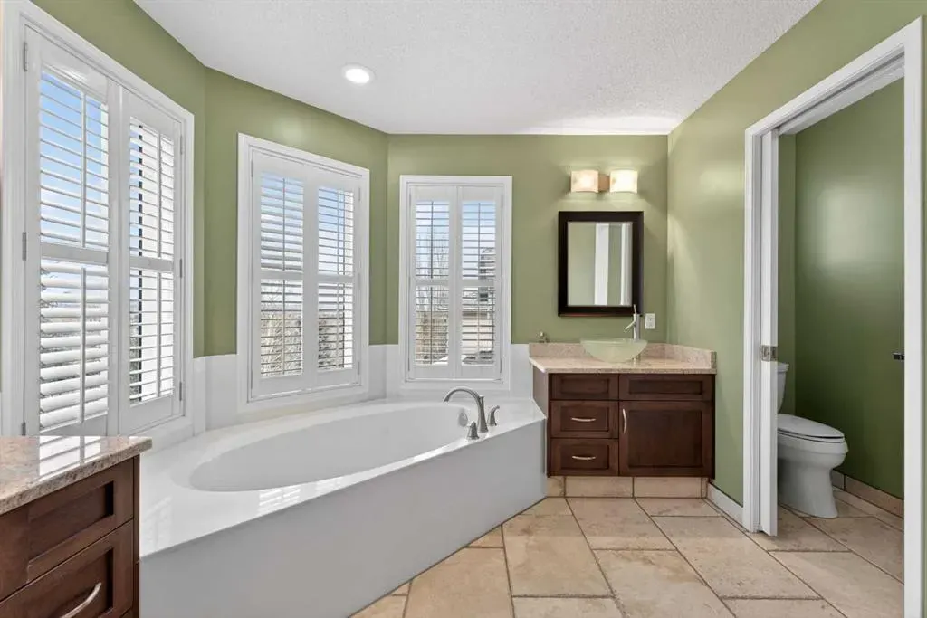 111 Valley Ponds Crescent NW