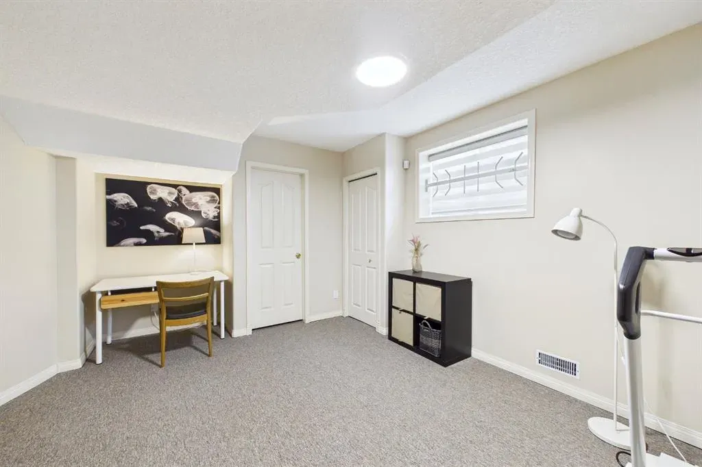 15 Royal Crest Terrace NW