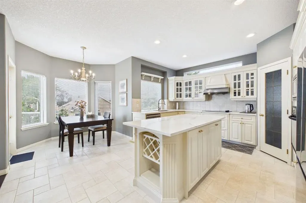 15 Royal Crest Terrace NW