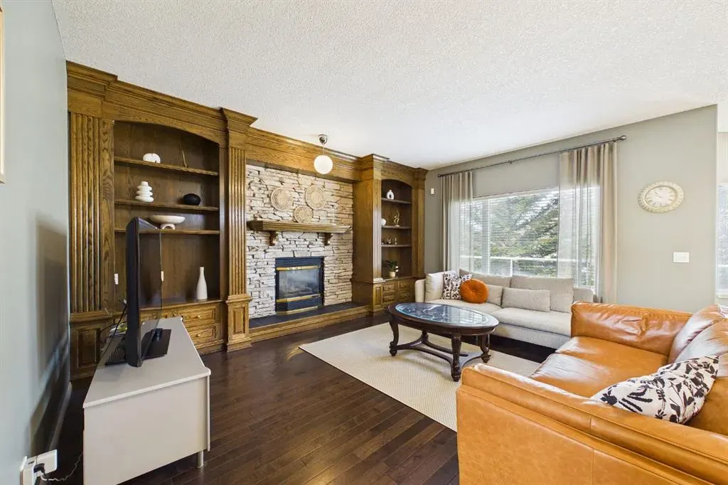 15 Royal Crest Terrace NW