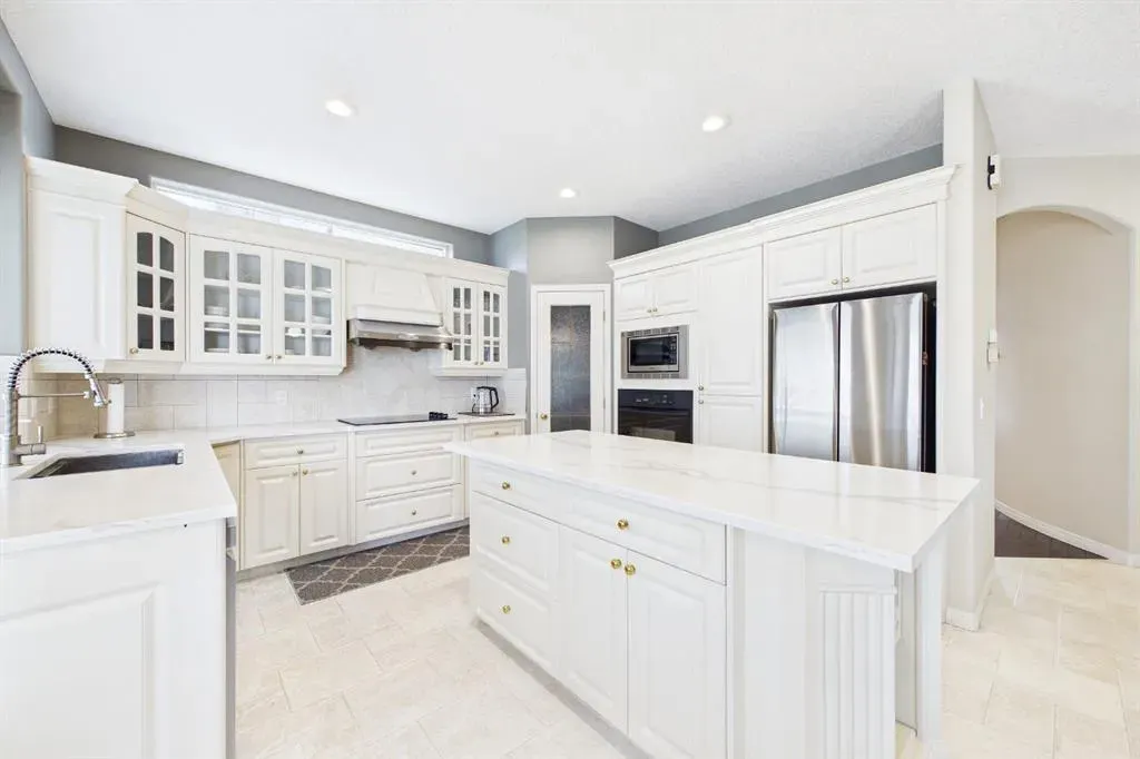 15 Royal Crest Terrace NW
