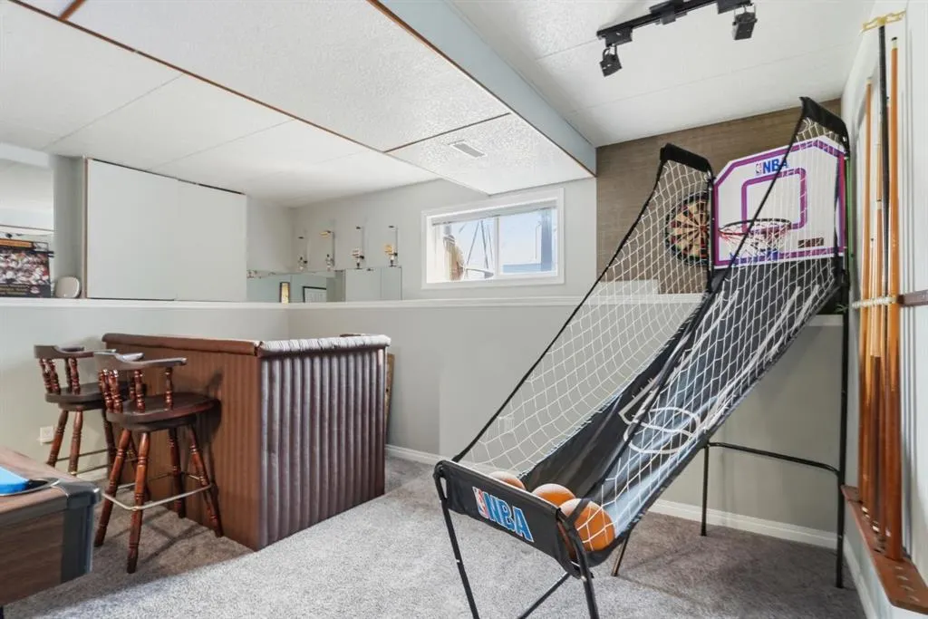76 Crystalridge Crescent