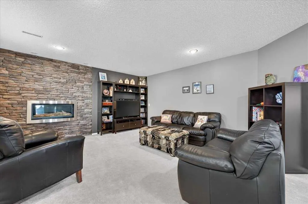 212 Cresthaven Place SW