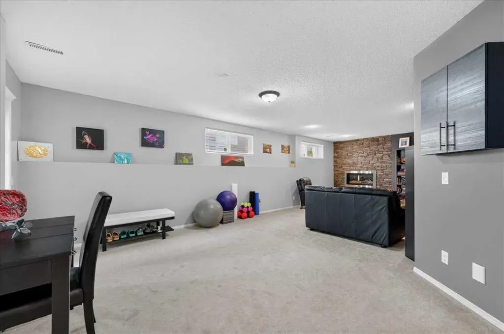 212 Cresthaven Place SW