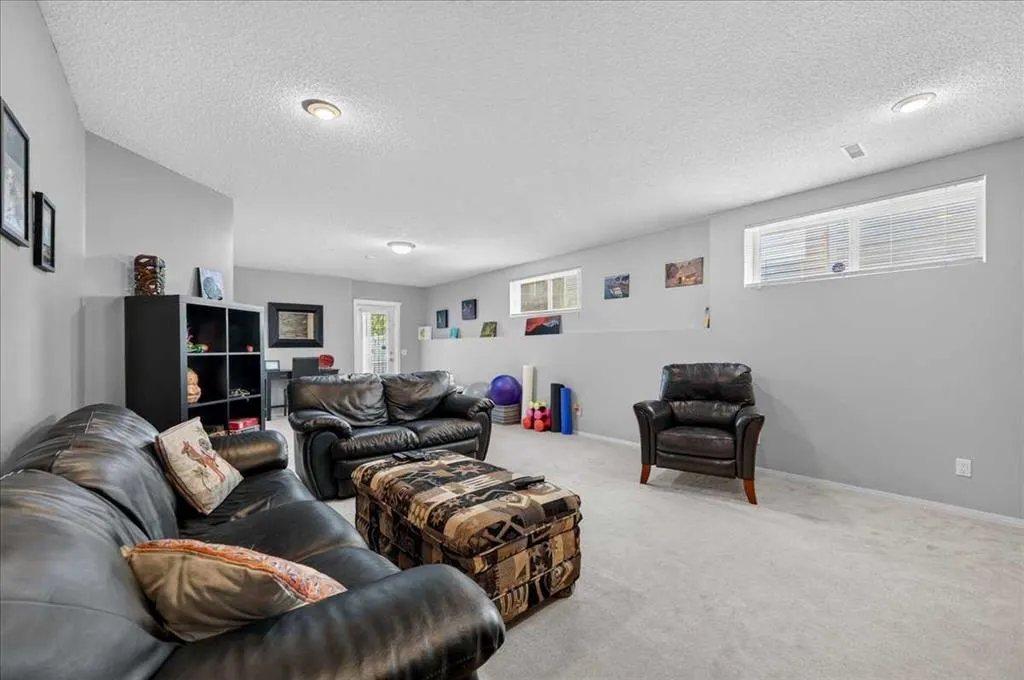 212 Cresthaven Place SW