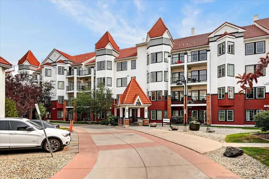 70 Royal Oak Plaza NW #303