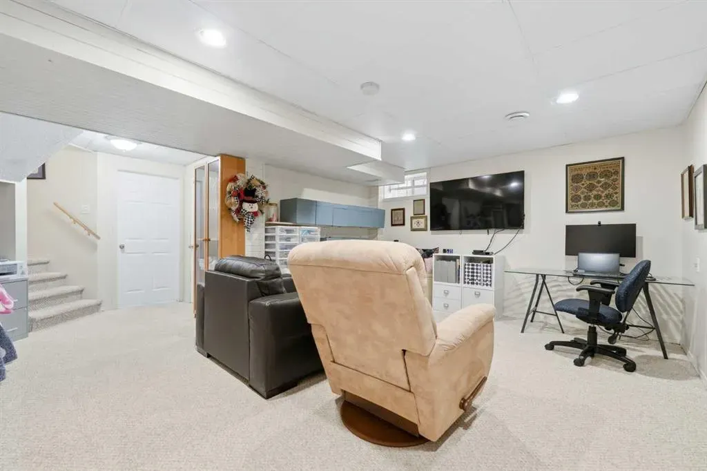 72 Arbour Crest Road NW