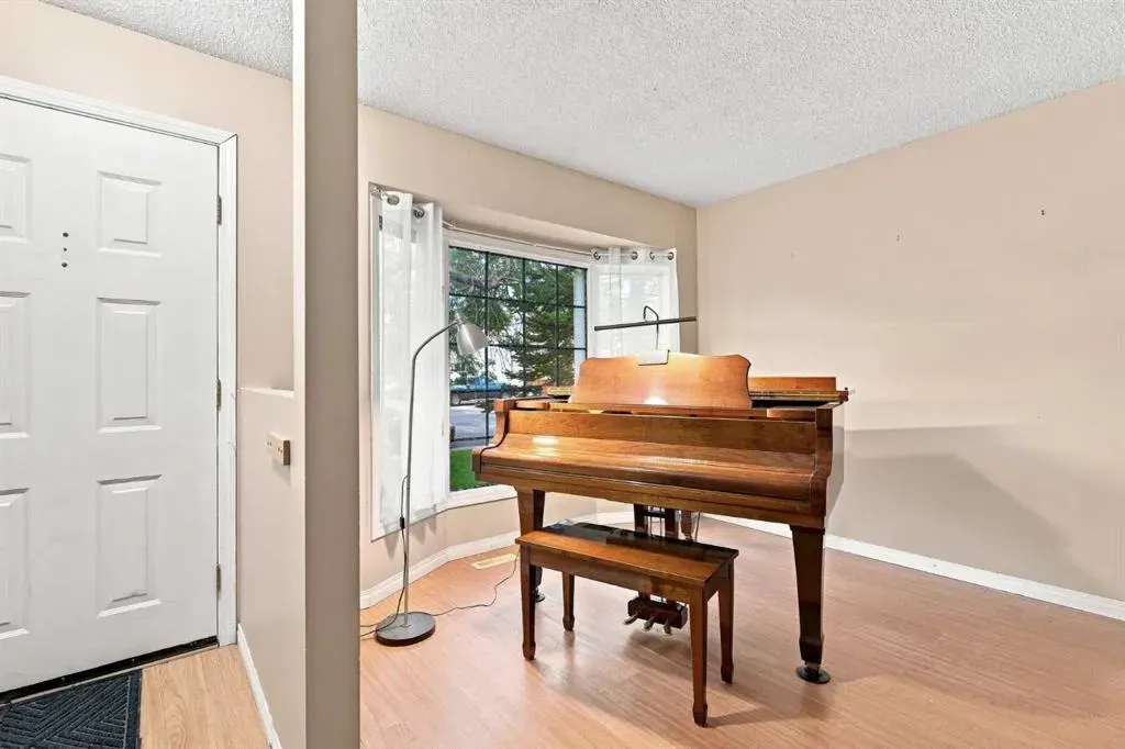 70 Edgeburn Crescent