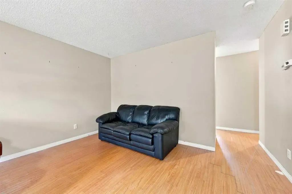 70 Edgeburn Crescent