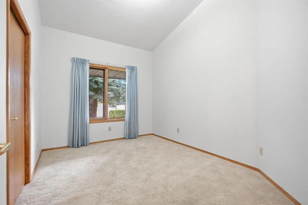 37 Edgeview Road NW