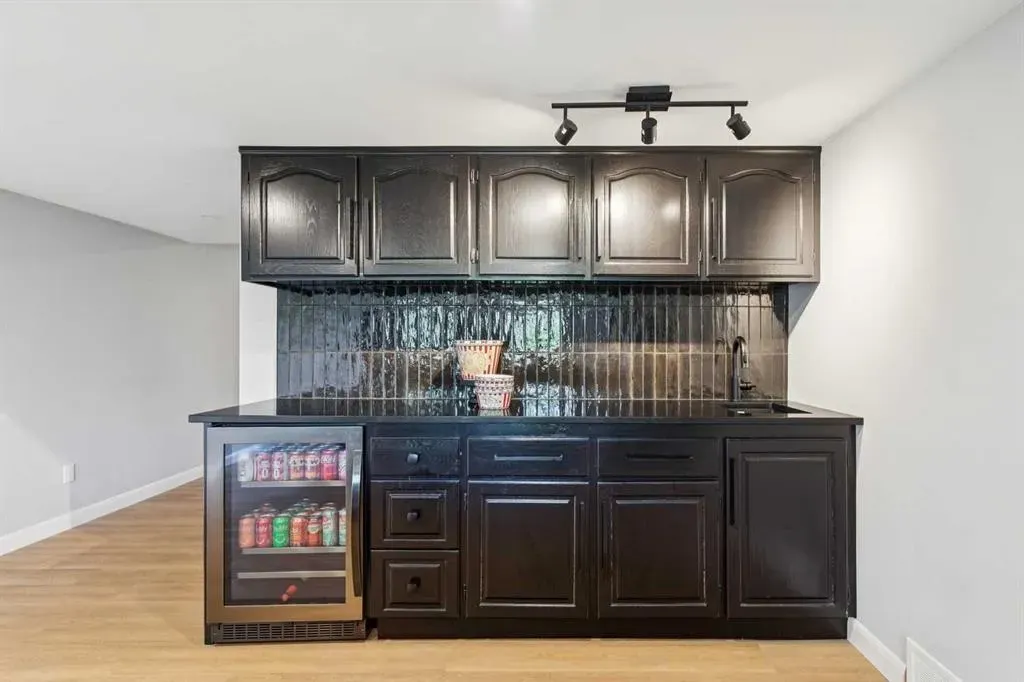 84 EDENSTONE Way NW