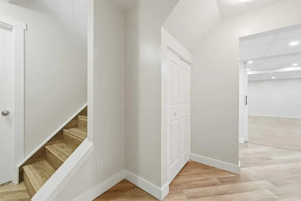 206 Highwood Village Place NW